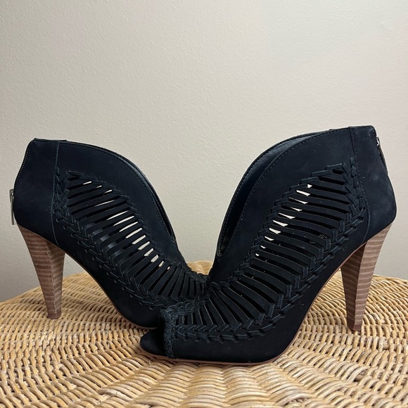 Vince Camuto Acha Cut Out Peep Toe Bootie Black Size 5 1/2 - Picture 4 of 15